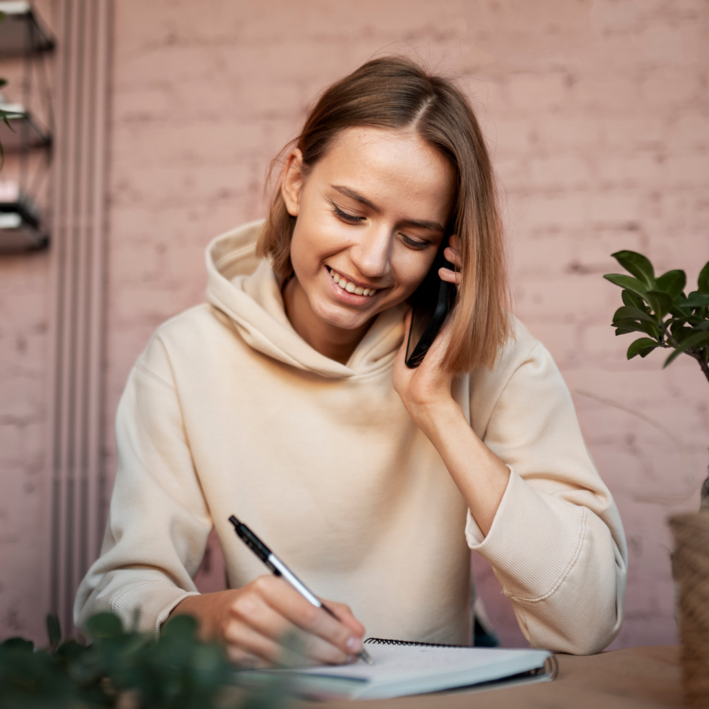 adoption chat ragdoll conseils : Une femme au téléphone